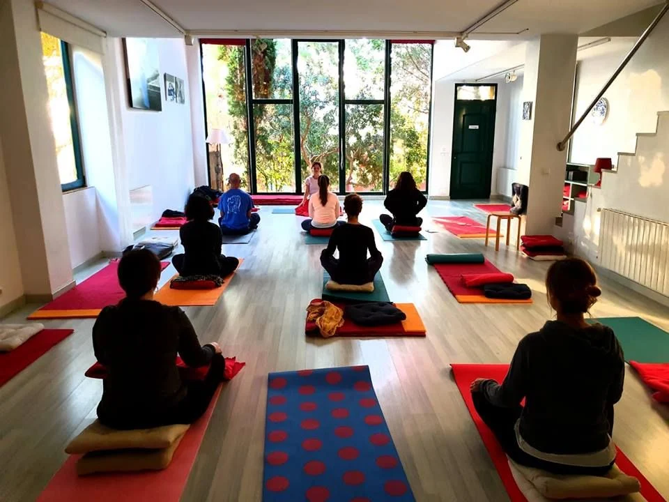 Grupo practicando meditación en una sala luminosa durante un retiro de mindfulness de Sara.